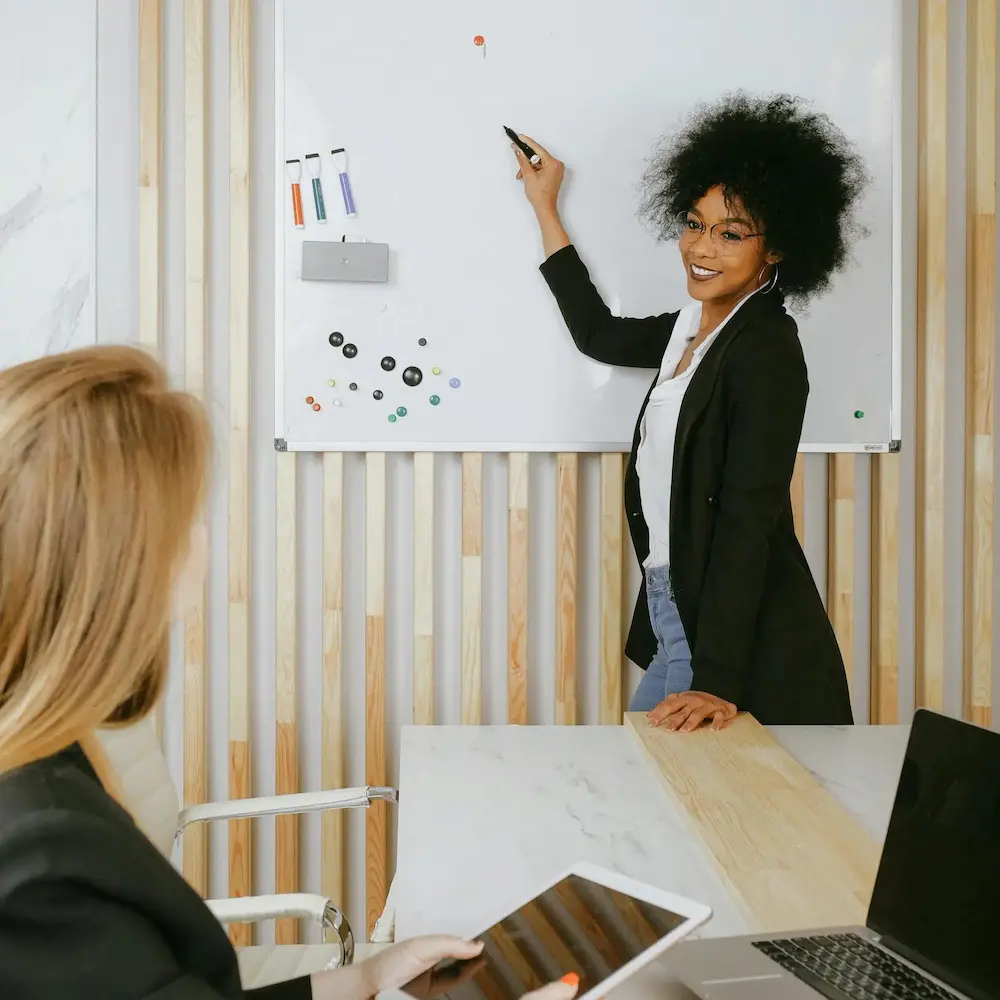 Une femme en visioconference.